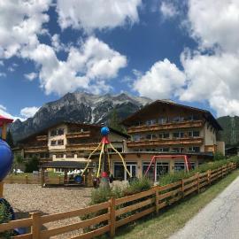 Kinderhotel Lärchenhof, hotel a Obsteig