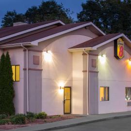 Super 8 by Wyndham Lewisburg