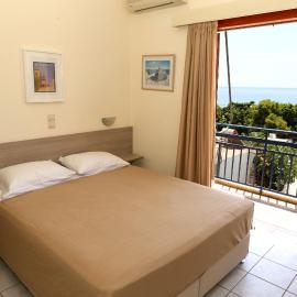 Hotel Karyatides, hotel en Agia Marina de Egina