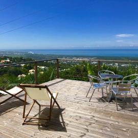 Lounge des hauts, 3 maisons à L'étang-Salé avec vue sur l'Océan indien et la forêt, hotell i Étang-Salé