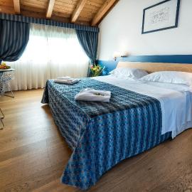West Point Airport Hotel, hotel Dossobuonóban