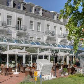 Viesnīca SEETELHOTEL Pommerscher Hof das Wellnesshotel im Herzen der Kaiserbäder mit direktem Zugang zur Wellnessoase Shehrazade pilsētā Heringsdorfa