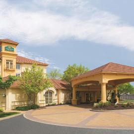 La Quinta by Wyndham St. Louis Westport، فندق في سانت لويس