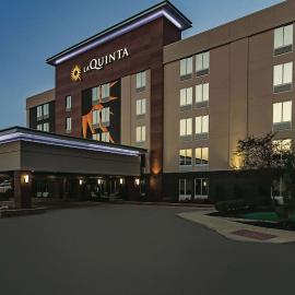 La Quinta Inn & Suites by Wyndham Cleveland Airport West, hotel in North Olmsted