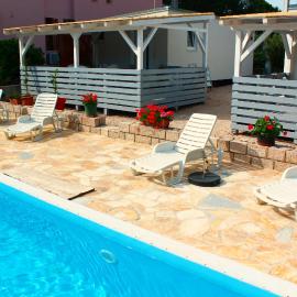BUNGALOW VICE with pool, khách sạn ở Pakoštane