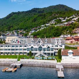 Hofslund Fjord Hotel, готель у місті Согндал