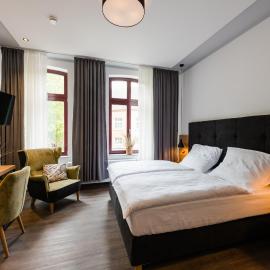 360 Grad Hotel & Bar, hotell i Leer