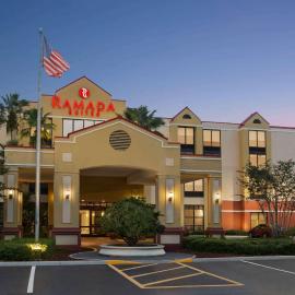 Ramada by Wyndham Suites Orlando Airport- Free Airport Shuttle, hotel en Orlando