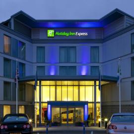 Holiday Inn Express London Stansted Airport by IHG, хотел в Станстед Маунтфитчет