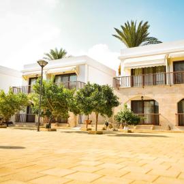 Golden Palms Guest House & Cafe, hotel in Famagusta