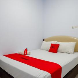 RedDoorz @ Hotel Bravo Pantai Kamali Bau Bau, hotel em Baubau