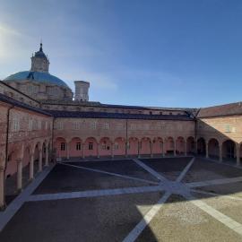 Casa REGINA MONTIS REGALIS