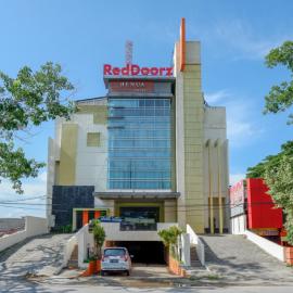 RedDoorz Plus near Hotel Benua Kendari، فندق في Pulupanda