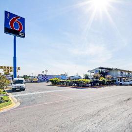 Motel 6-Laredo, TX - South, khách sạn ở Laredo