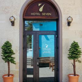 7 Boutique Hotel، فندق في أوست - كامينوغورسك