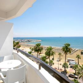 Les Palmiers Beach Boutique Hotel & Luxury Apartments, хотел в Ларнака