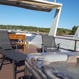 Hausboot - Floating House Sofia, hotel a Pula