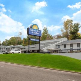 Days Inn & Suites by Wyndham Wisconsin Dells,威斯康星德爾斯的飯店