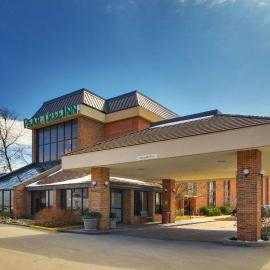 Pear Tree Inn St. Louis Airport، فندق في إدموندسون