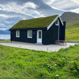 Gjógv में, होटल Iconic Turf-Roof House in Gjógv