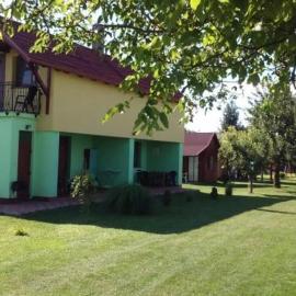 Chatky a apartmány Pod starým orechom - camp, hôtel à Veľký Meder