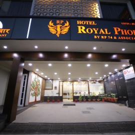 Hotel Royal Phoenix، فندق في آغْرا