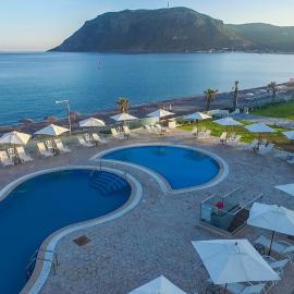 Royal Bay Suites، فندق في كيفالوس