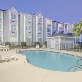 Microtel Inn & Suites by Wyndham Gulf Shores، فندق في غولف شورز