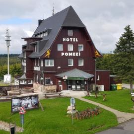Hotel Pomezí, hótel í Cínovec