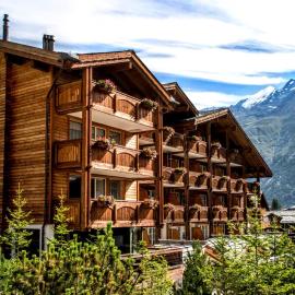 Wellnesshotel Schweizerhof，位于萨斯费的酒店