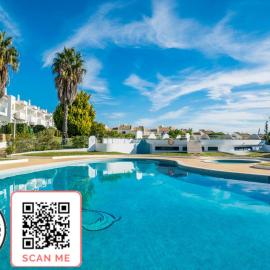 3 bedroom apartment in Oura Albufeira with amazing pool at walking distance to beach, strip and old town, WIFI and AC, private condo, hotel in Albufeira