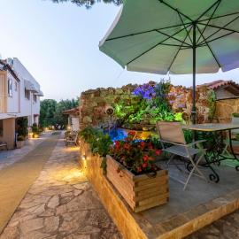 Apartments Tina FREE transfer from-to the airport, hotel u gradu Spata