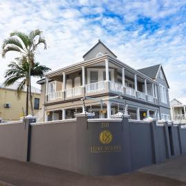 Luxe Suites Boutique Hotel، فندق في ديربان