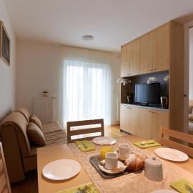 Rooms & Apartments Proteus - Postojna Cave Park, хотел в Постойна