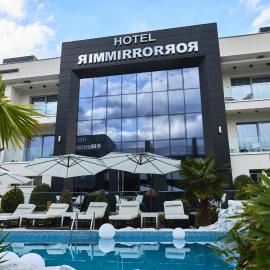 Hotel Mirror, hotelli kohteessa Skopje