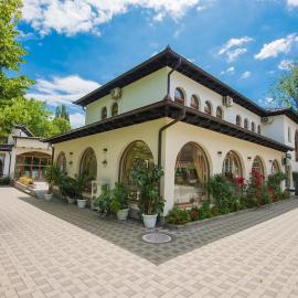 Hotel Camp Karagaq, hotelli kohteessa Pejë