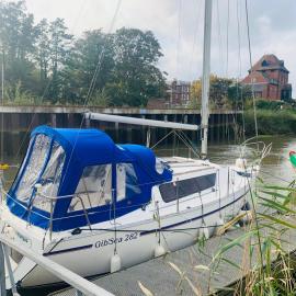 Cosy Sailing Boat Glamping Accommodation on the River in Sandwich, hotell i Sandwich