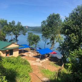Lake Wave Cottage & Restaurant, hotel in Deorāli