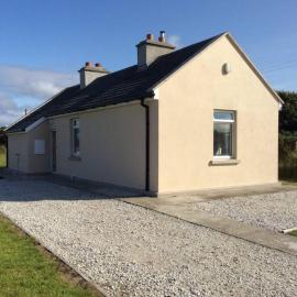 Rossport bungalow with an Atlantic view, hotel in Ballina