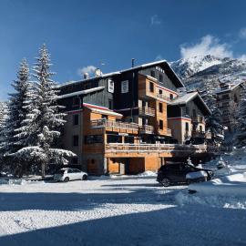 Hôtel 16 | 150 Montagne & Spa Nuxe، فندق في فار