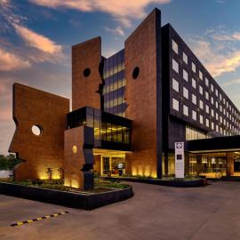 Essentia Luxury Hotel Indore, хотел в Индор