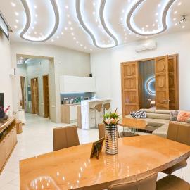 Prime Downtown Budapest Luxury Condo, Private Spa, Home Cinema, Patio, hotel en Budapest
