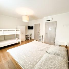 HOP HOUSE Garni Hotel, хотел в Постойна