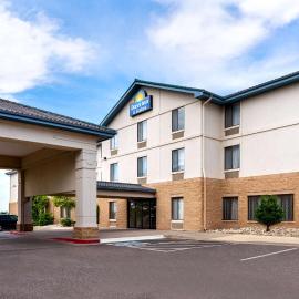 Days Inn & Suites by Wyndham Denver International Airport，Montbello的飯店