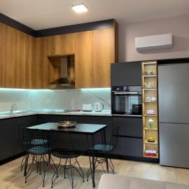 Lovely 1-bedroom Condo in Tirana WiFi-Netflix-AC, ξενοδοχείο στα Τίρανα