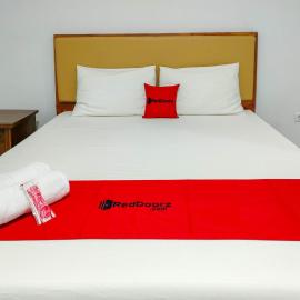RedDoorz at Omah Candi Sari near Airport YIA, hotell i Yogyakarta
