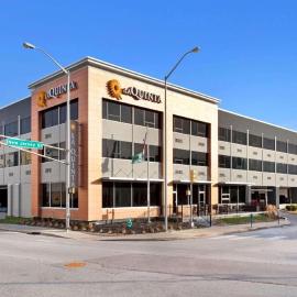 La Quinta Inn & Suites by Wyndham Indianapolis Downtown, hotel u gradu Indijanopolis