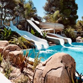 HolaCamp Sitges Garrofer, hotel en Sitges