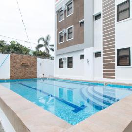 RedDoorz Plus at DBuilders Poblacion BGC、マニラのホテル