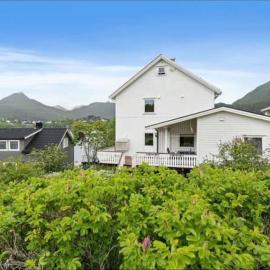 Lovely 1 bedroom downstairs condo with free parking place, hotel em Svolvær